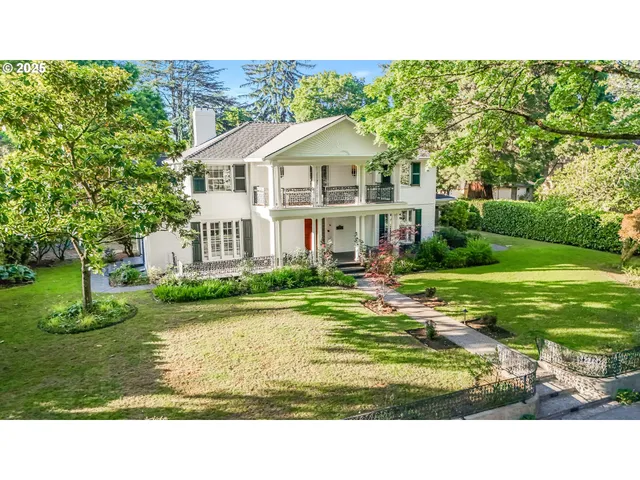 $2,250,000 | 629 Southeast St Andrews Drive, Portland, OR 97202