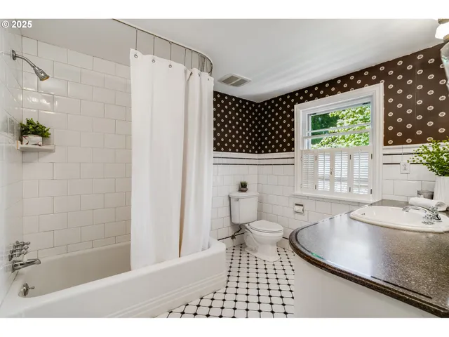 $2,250,000 | 629 Southeast St Andrews Drive, Portland, OR 97202