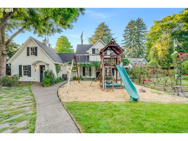 $2,250,000 | 629 Southeast St Andrews Drive, Portland, OR 97202