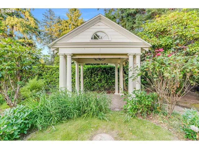 $2,250,000 | 629 Southeast St Andrews Drive, Portland, OR 97202