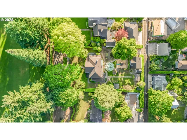 $2,250,000 | 629 Southeast St Andrews Drive, Portland, OR 97202