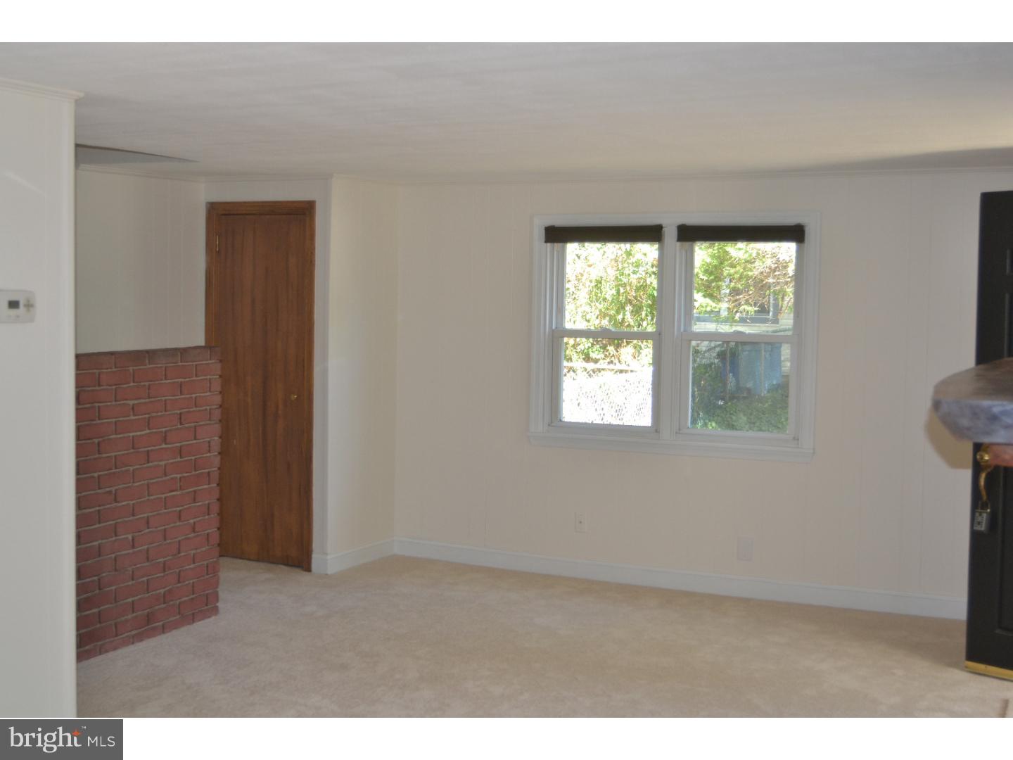 711 Thorndale Road Aldan, PA 19018 - Photo 4 of 10 Living Room