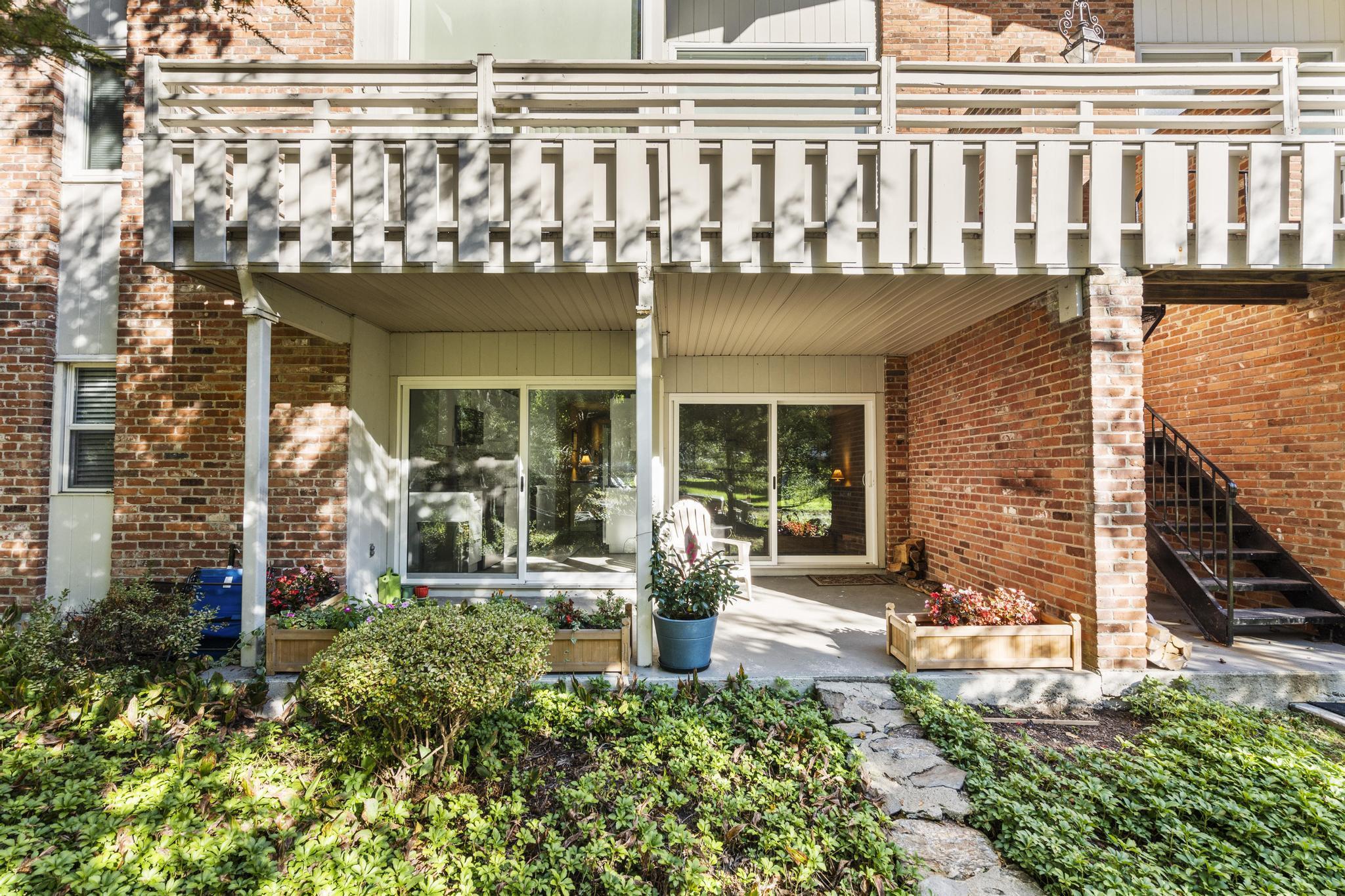28 Mill Hill Road, Unit 28 Fairfield, CT 06890 - Photo 32 of 37 front view of a building with an outdoor seating