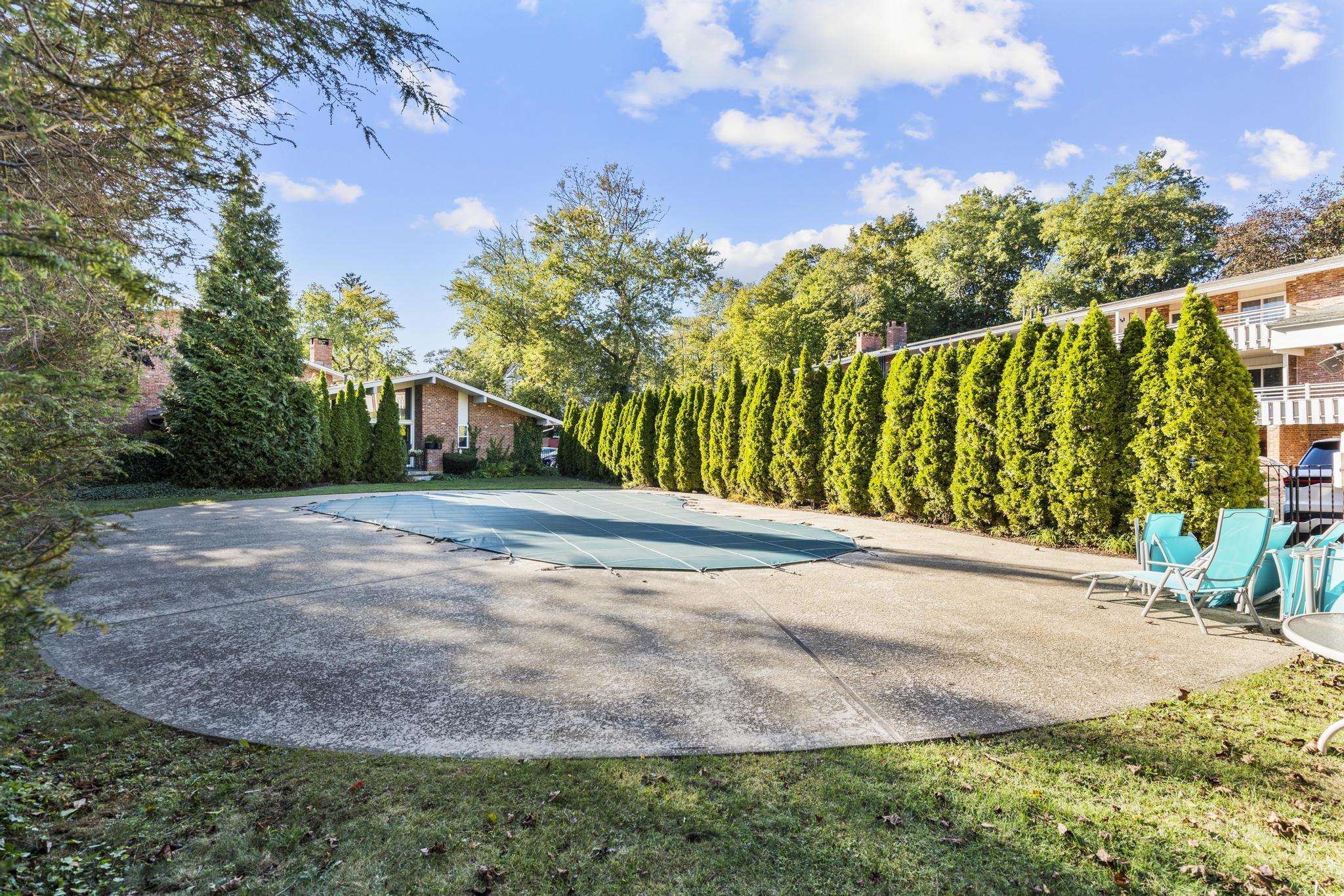 28 Mill Hill Road, Unit 28 Fairfield, CT 06890 - Photo 7 of 37 a view of a street with a building in the background