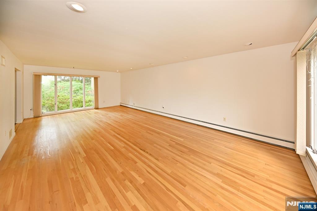 9 Lyncrest Drive Paramus, NJ 07652 - Photo 14 of 49