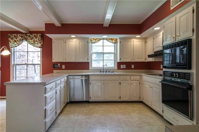 5958 Post Road Nashville, TN 37205 - Photo 6 of 20 Kitchen with Breakfast nook where you can bake your tasty treats!