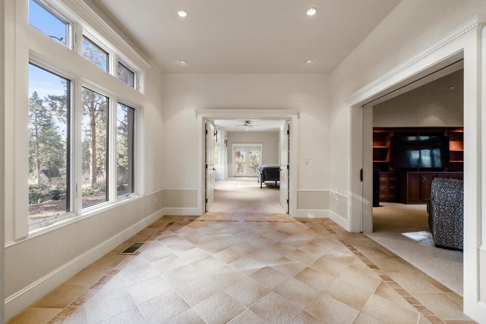11944 Kestrel Road Klamath Falls, OR 97601 - Photo 41 of 121 Hallway to Primary