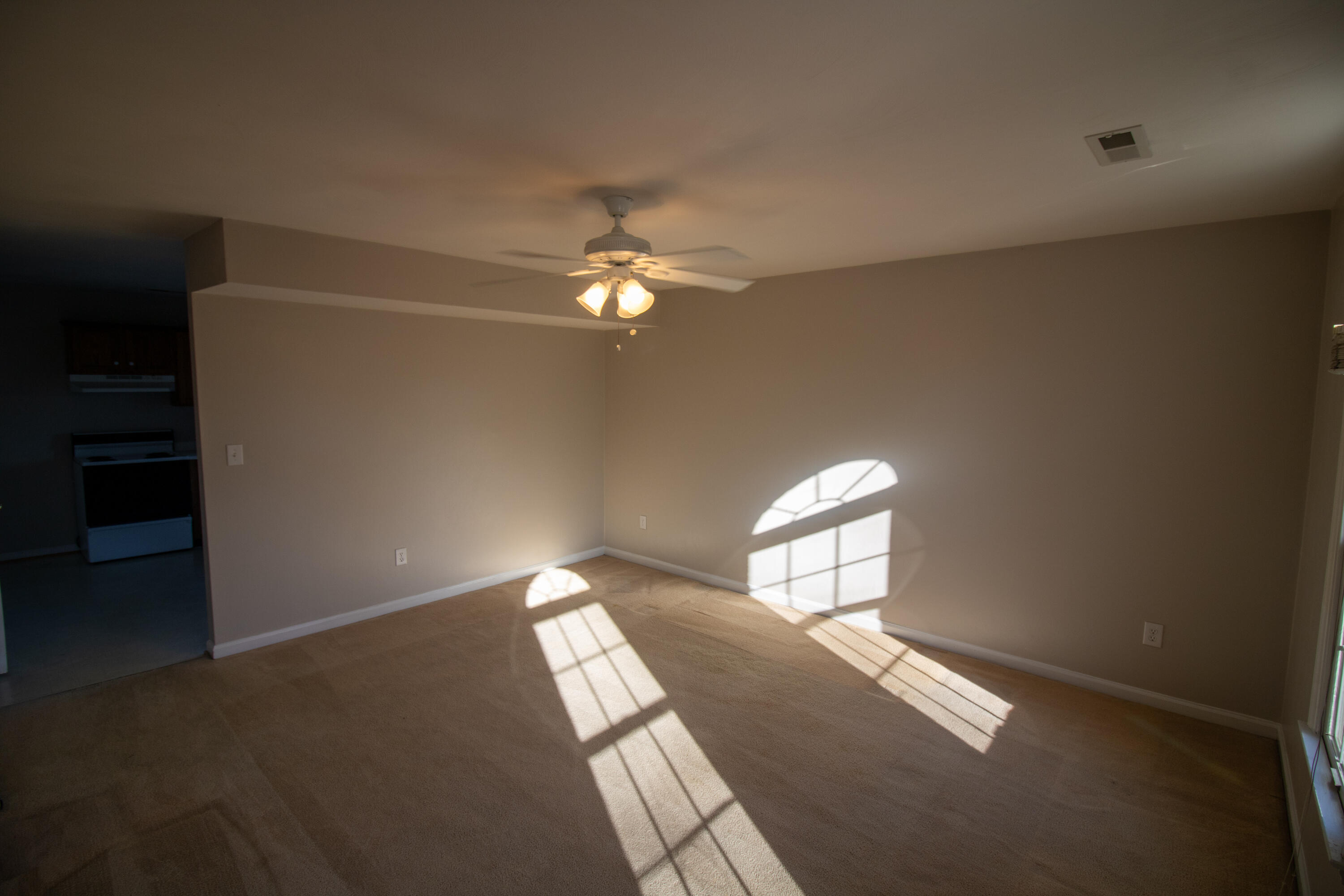 4133 Cresthill Drive Roanoke, VA 24018 - Photo 3 of 10 IMG_3595