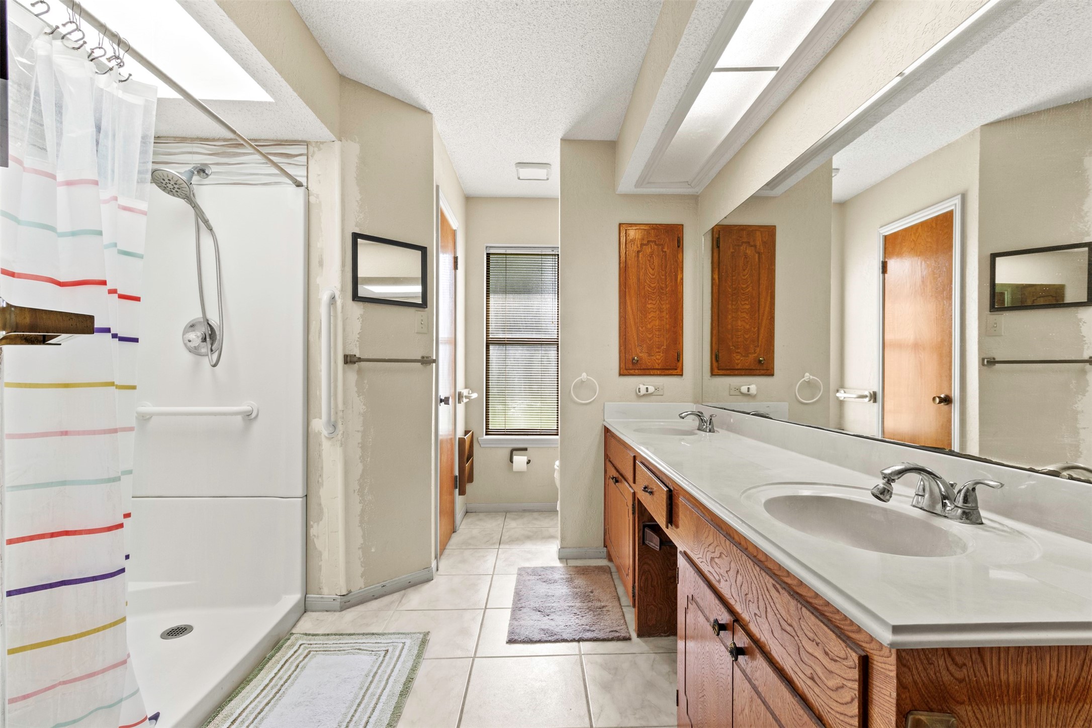 206 Stanford Road Lake Jackson, TX 77566 - Photo 11 of 26 a bathroom with a sink a toilet and shower