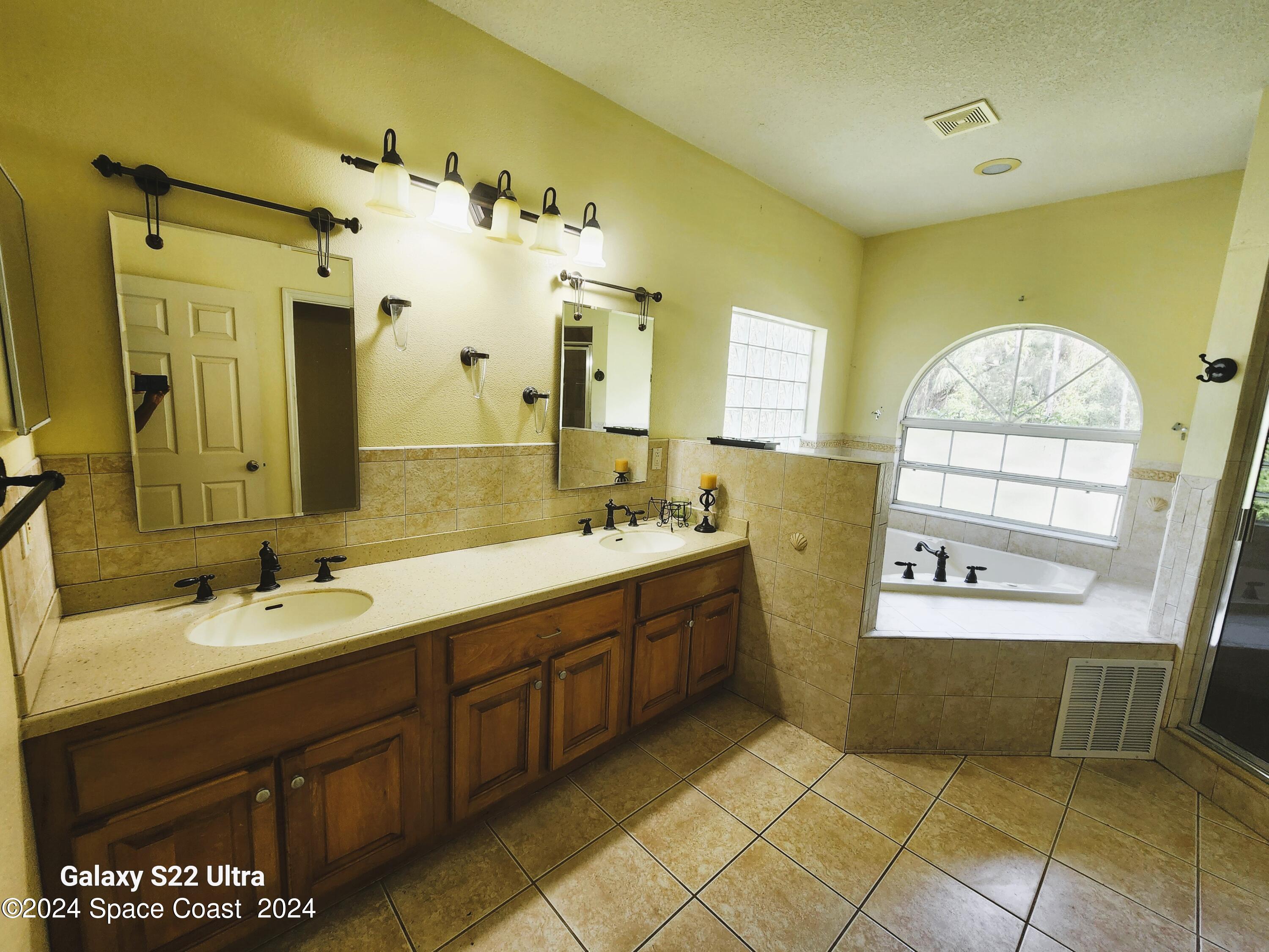 253 Saybrook Road Southwest Palm Bay, FL 32908 - Photo 27 of 37 20240929_140926