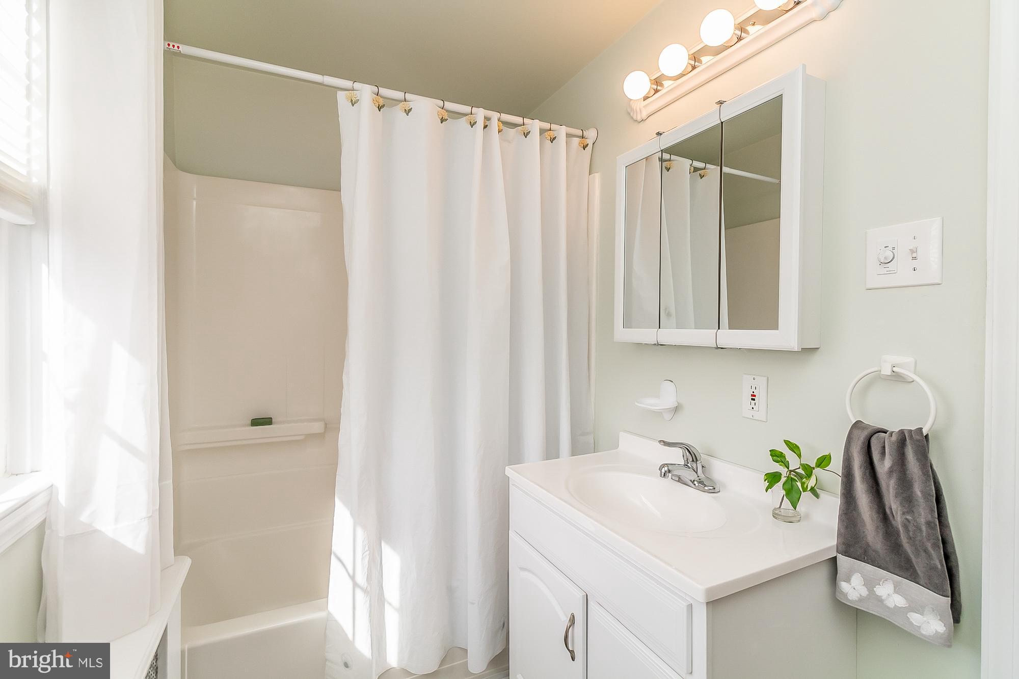 2709 Alden Road Parkville, MD 21234 - Photo 13 of 33 Bath w/tub and shower