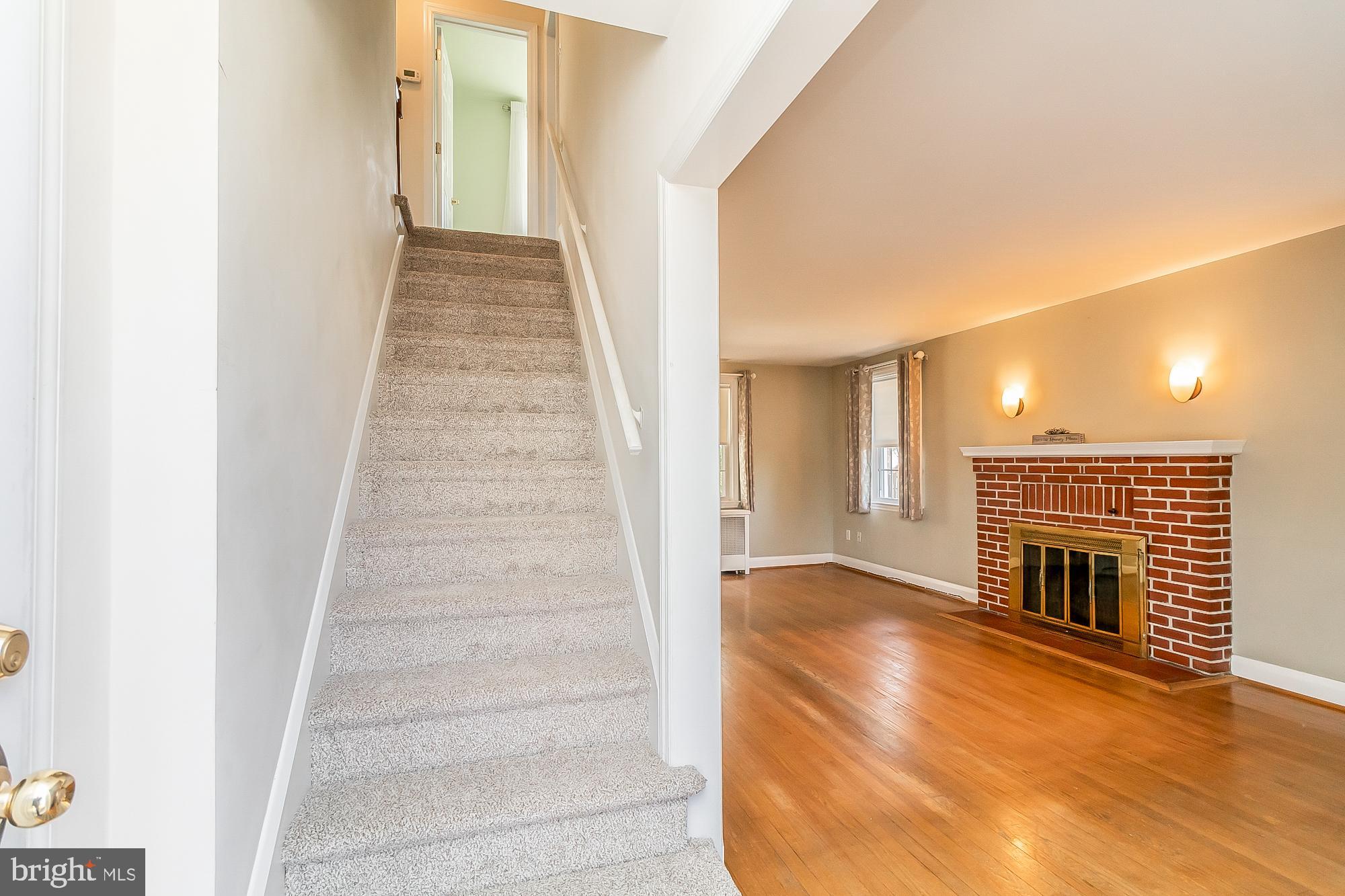2709 Alden Road Parkville, MD 21234 - Photo 2 of 33 Stairway in entrance