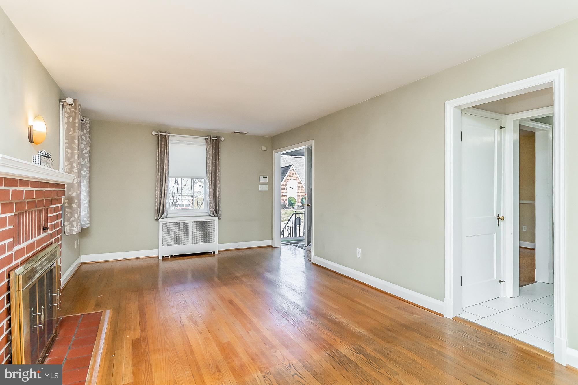 2709 Alden Road Parkville, MD 21234 - Photo 3 of 33 Spacious living room