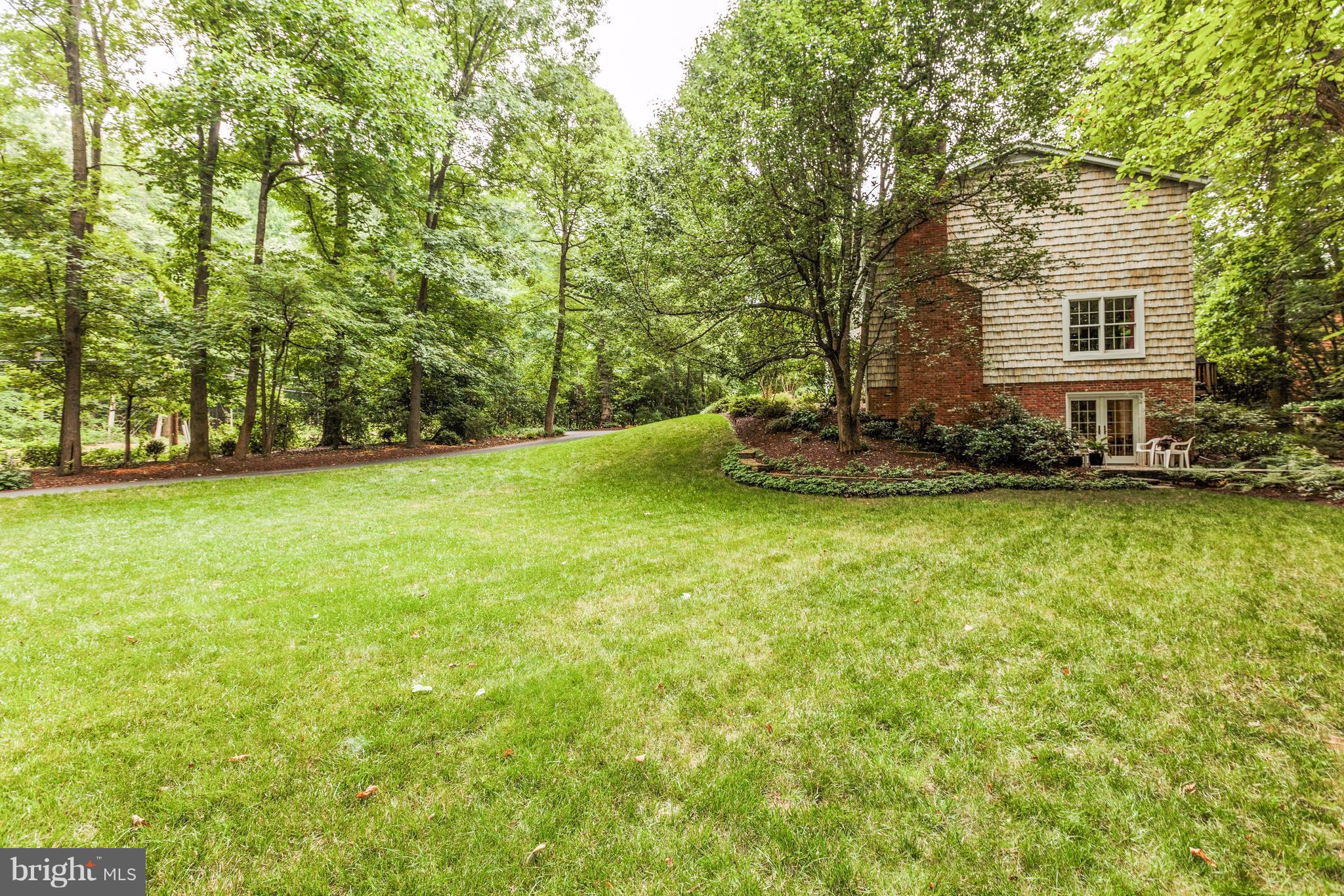 1001 Bellview Road McLean, VA 22102 - Photo 28 of 30 Huge, landscaped side yard!