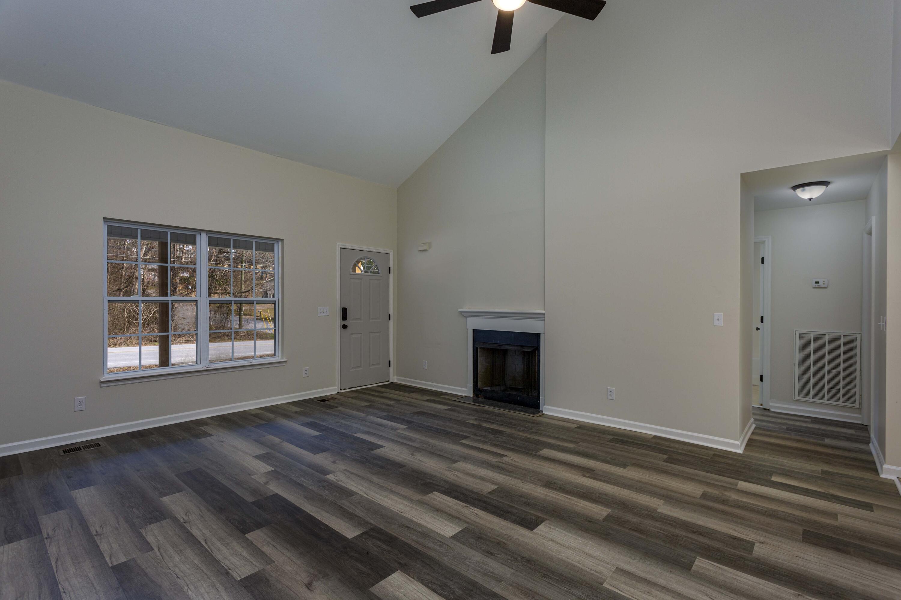 9030 Standifer Gap Road Chattanooga, TN 37421 - Photo 4 of 28 Living Room3