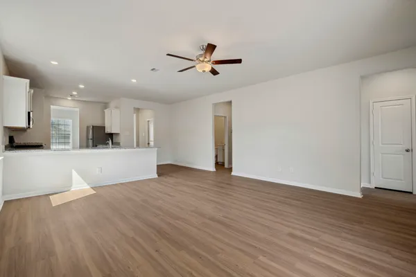 $2,075 | 335 Kingston Way, Waller, TX 77484