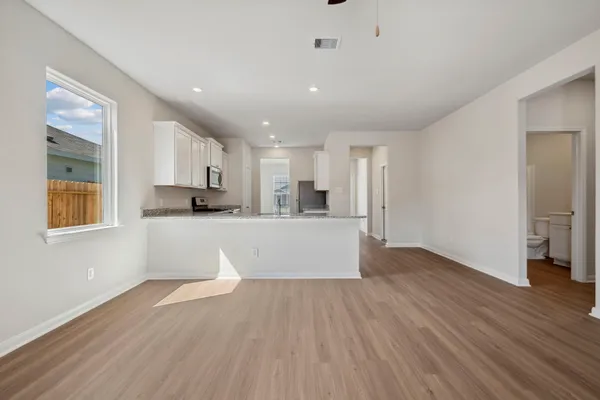 $2,075 | 335 Kingston Way, Waller, TX 77484