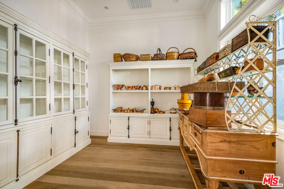 9669 Oak Pass Road Beverly Hills, CA 90210 - Photo 7 of 37