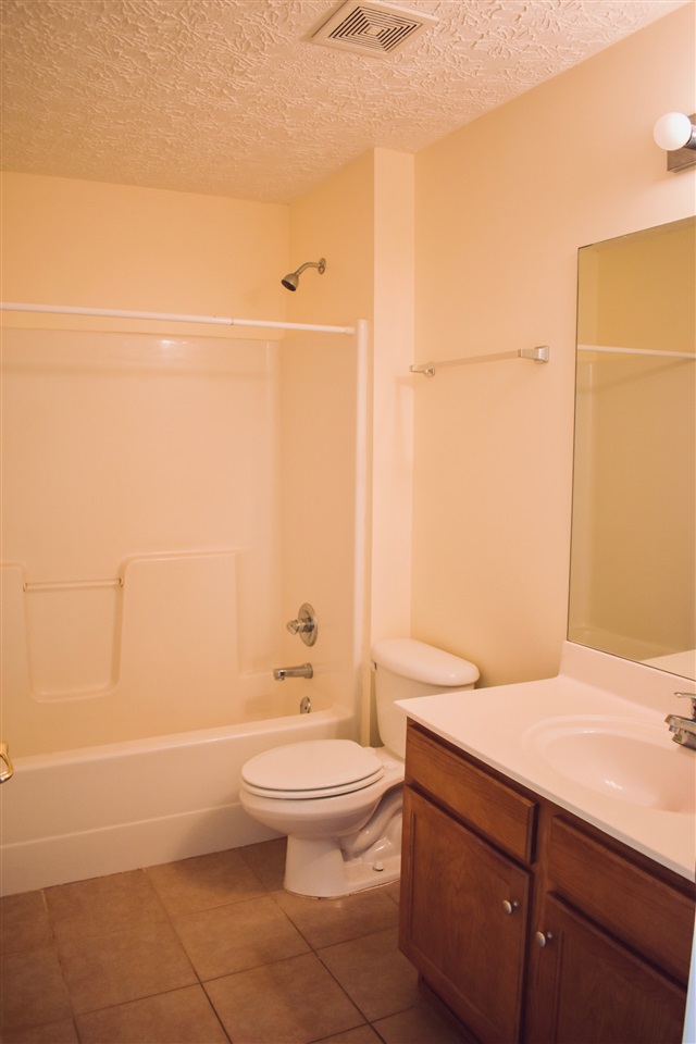 9029 Sherman Road Foley, AL 36535 - Photo 10 of 18 Hall Bathroom