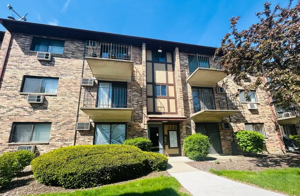$195,000 | 322 Klein Creek Court, Unit E, Carol Stream, IL 60188