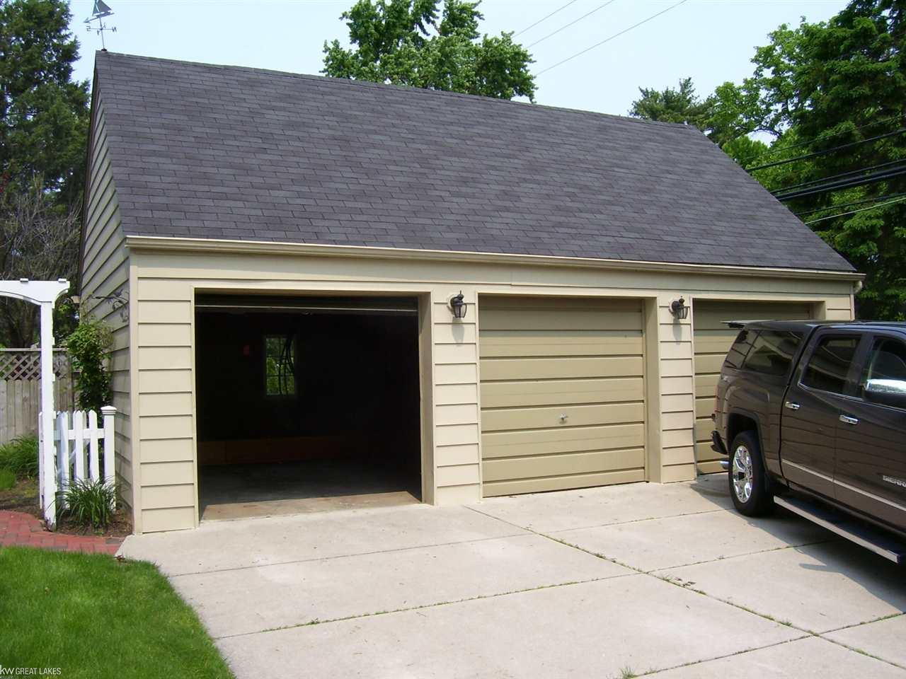 680 Hampton Road Grosse Pointe, MI 48236 - Photo 42 of 44 31382028-42.JPG