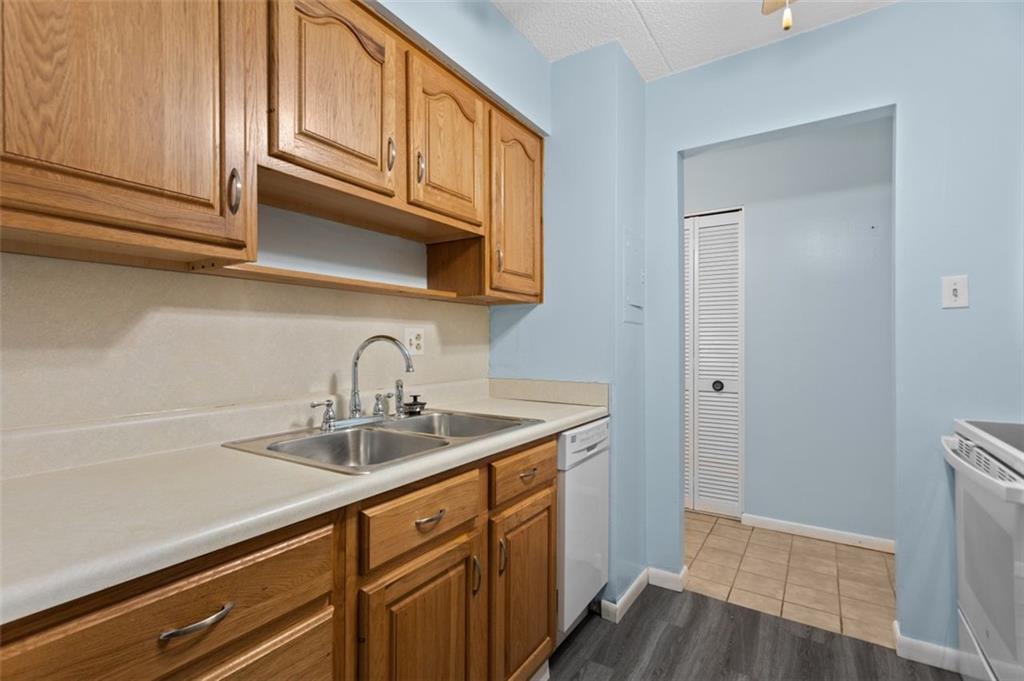 2160 Greentree Road, Unit 201W Pittsburgh, PA 15220 - Photo 11 of 25 Gallery Image 11