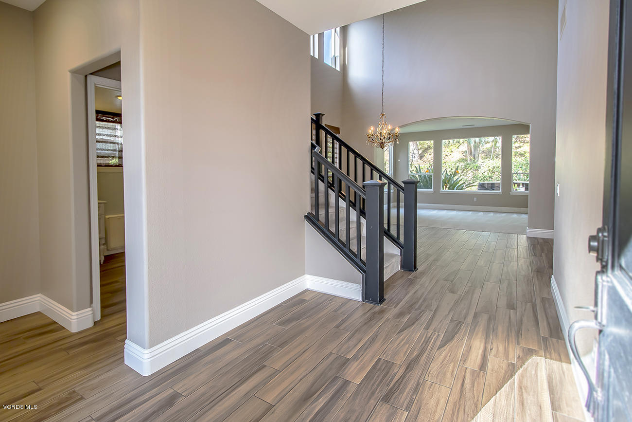 125 Brooks Road Simi Valley, CA 93065 - Photo 6 of 52 06Entry Living