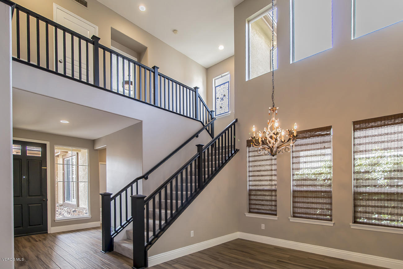 125 Brooks Road Simi Valley, CA 93065 - Photo 8 of 52 08Entry Living