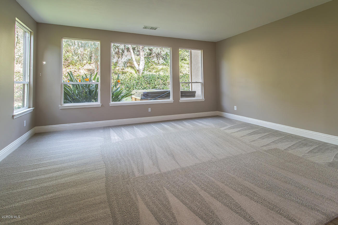 125 Brooks Road Simi Valley, CA 93065 - Photo 10 of 52 10Living