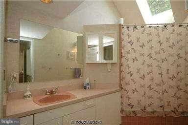 1655 Cedar Hollow Way Reston, VA 20194 - Photo 15 of 29 Bath (Master)