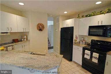 1655 Cedar Hollow Way Reston, VA 20194 - Photo 8 of 29 Kitchen