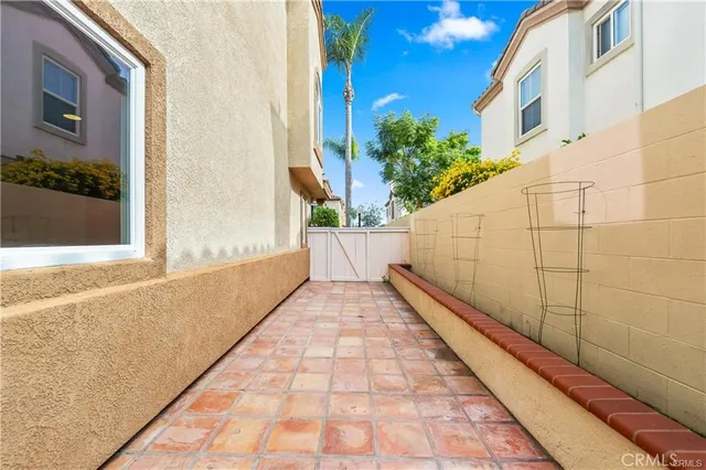 a view of a pathway along a building