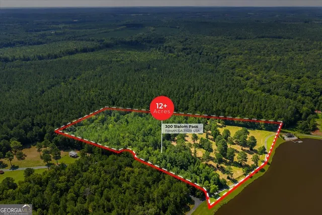 a view of a tennis court