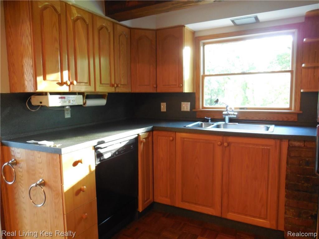 1590 Washington Road Rochester, MI 48306 - Photo 10 of 36 DSCN1580.JPG