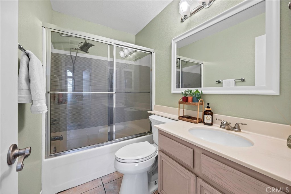 40183 Mimulus Way Temecula, CA 92591 - Photo 22 of 39 Second bathroom