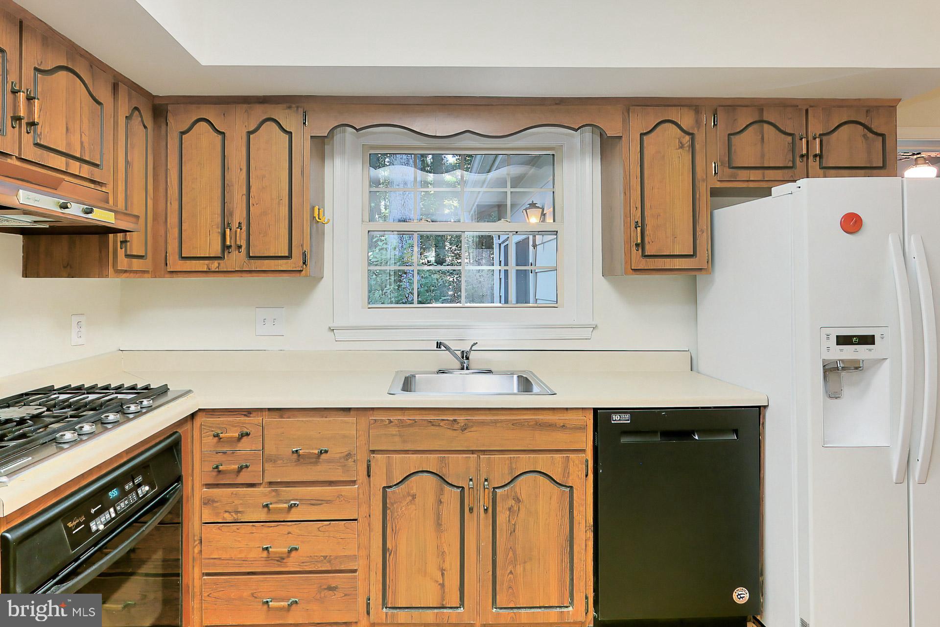 6807 Huntsman Boulevard Springfield, VA 22152 - Photo 17 of 46 Kitchen