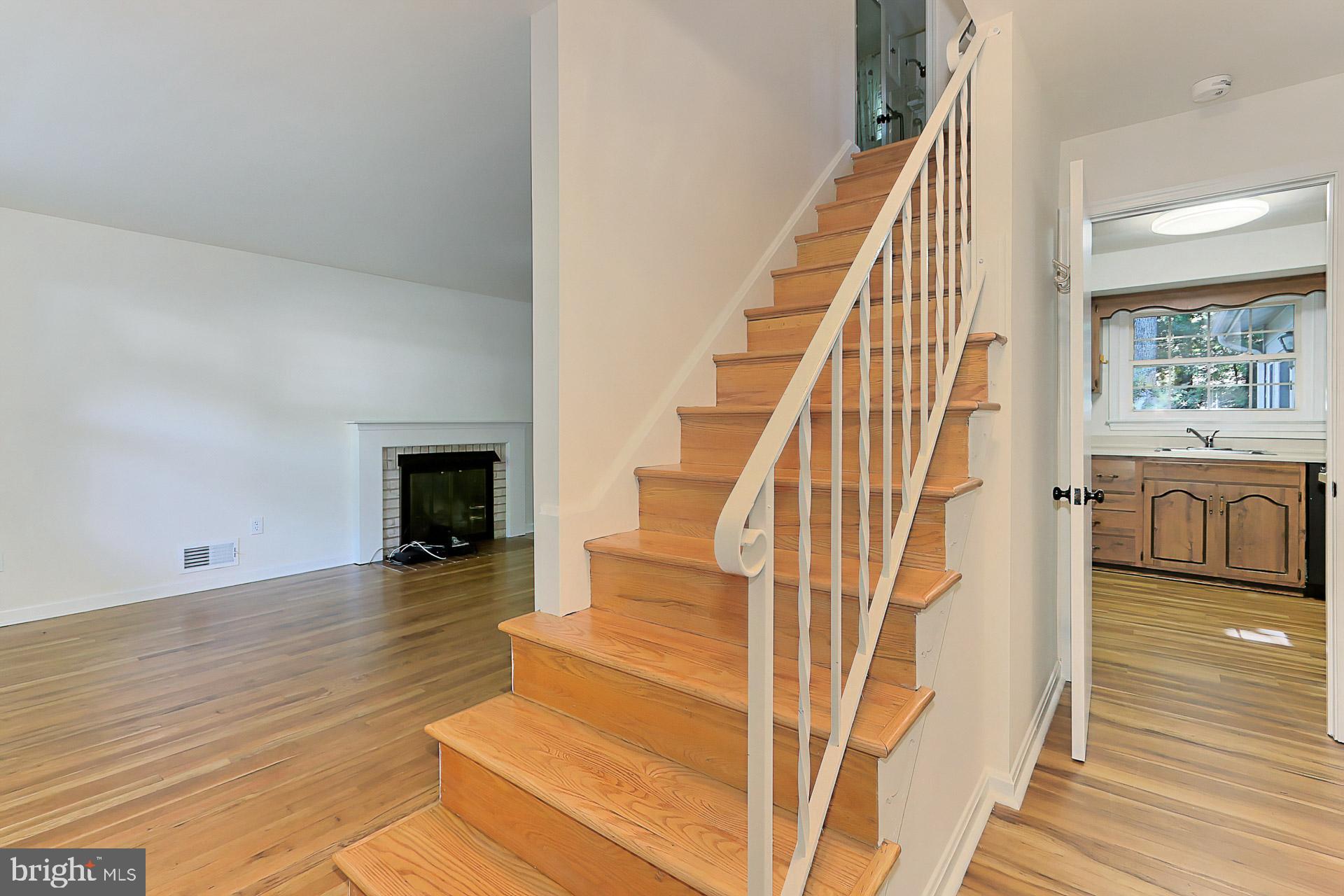 6807 Huntsman Boulevard Springfield, VA 22152 - Photo 5 of 46 Entrance Foyer