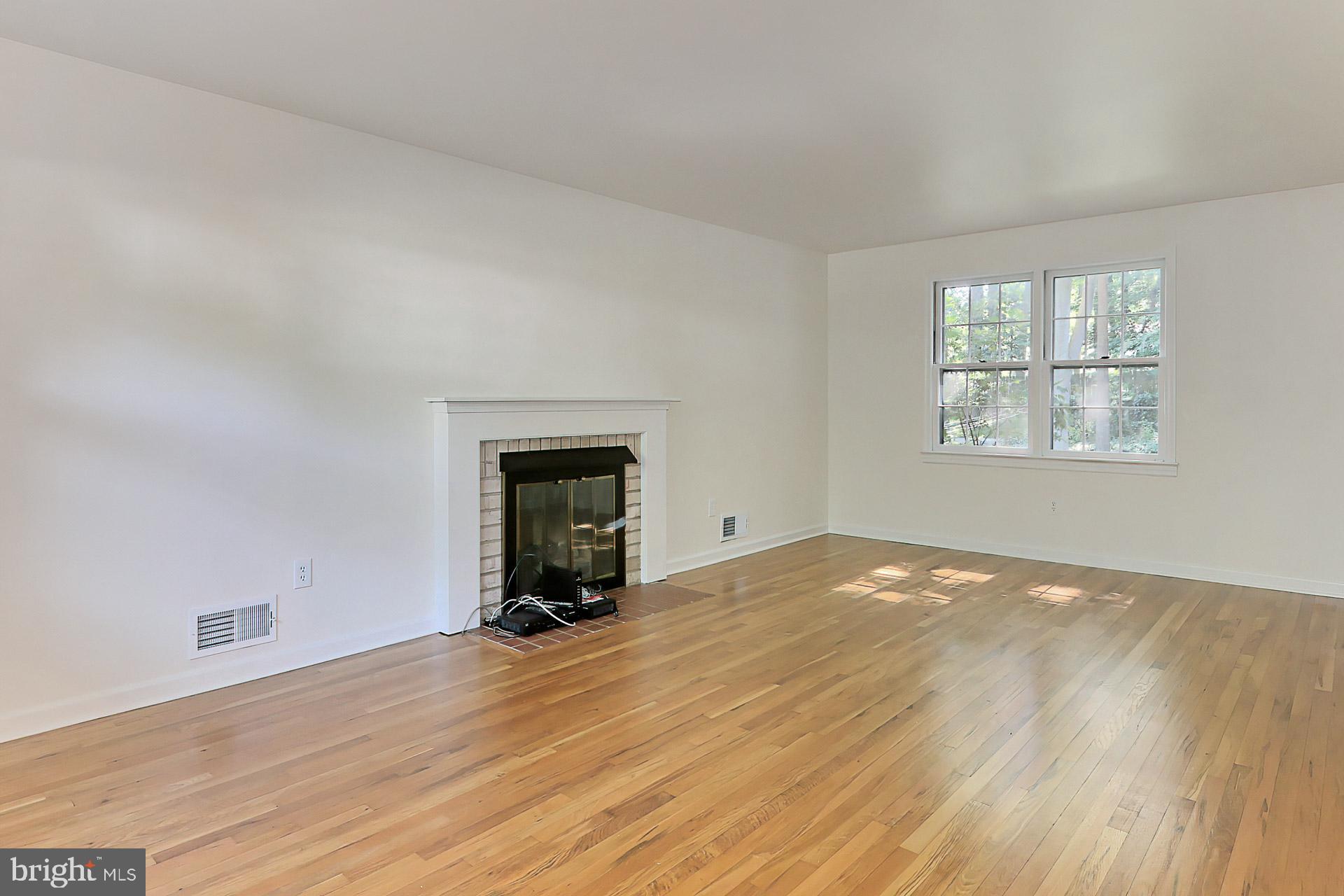 6807 Huntsman Boulevard Springfield, VA 22152 - Photo 7 of 46 Living Room