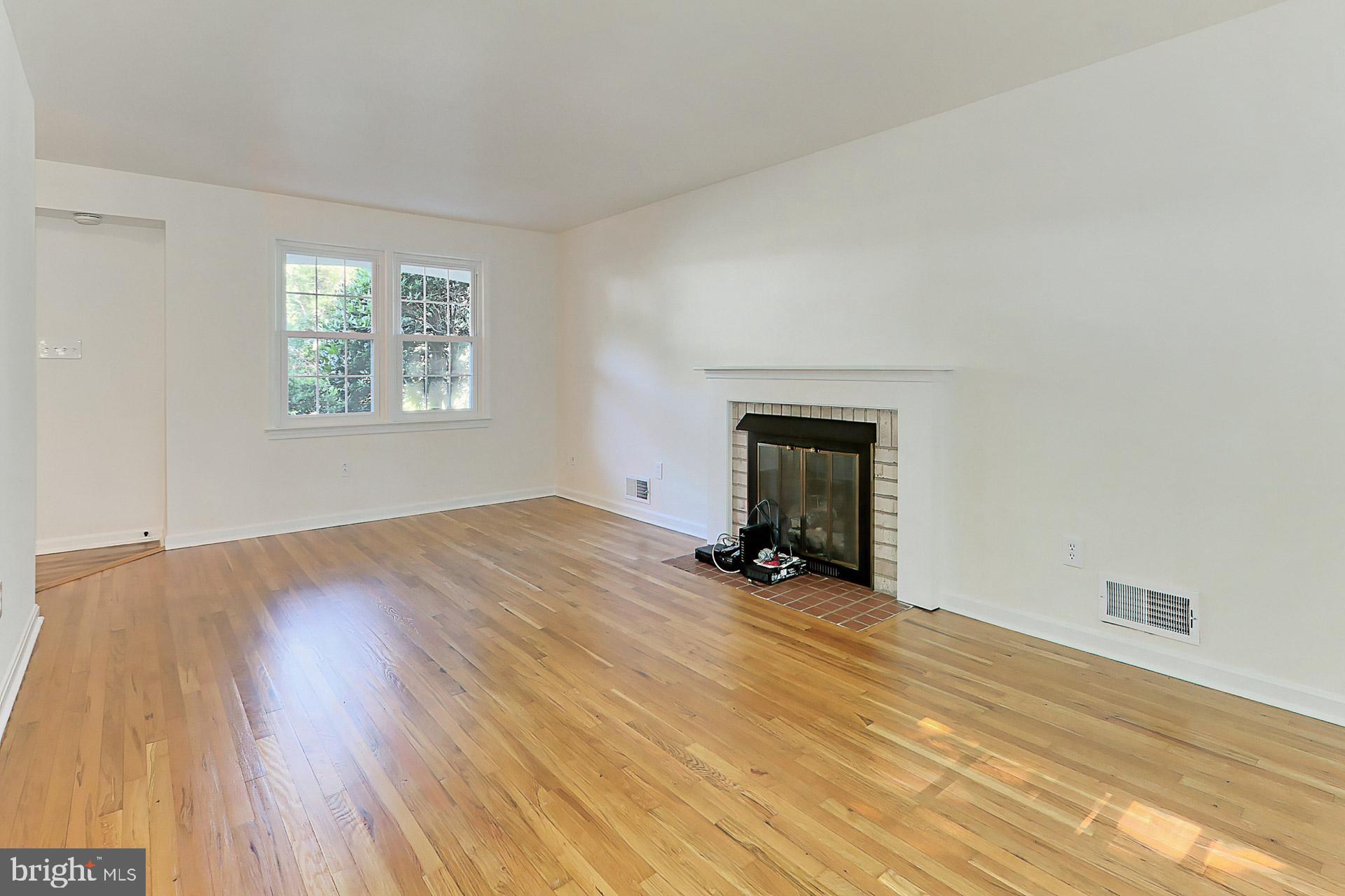6807 Huntsman Boulevard Springfield, VA 22152 - Photo 9 of 46 Living Room