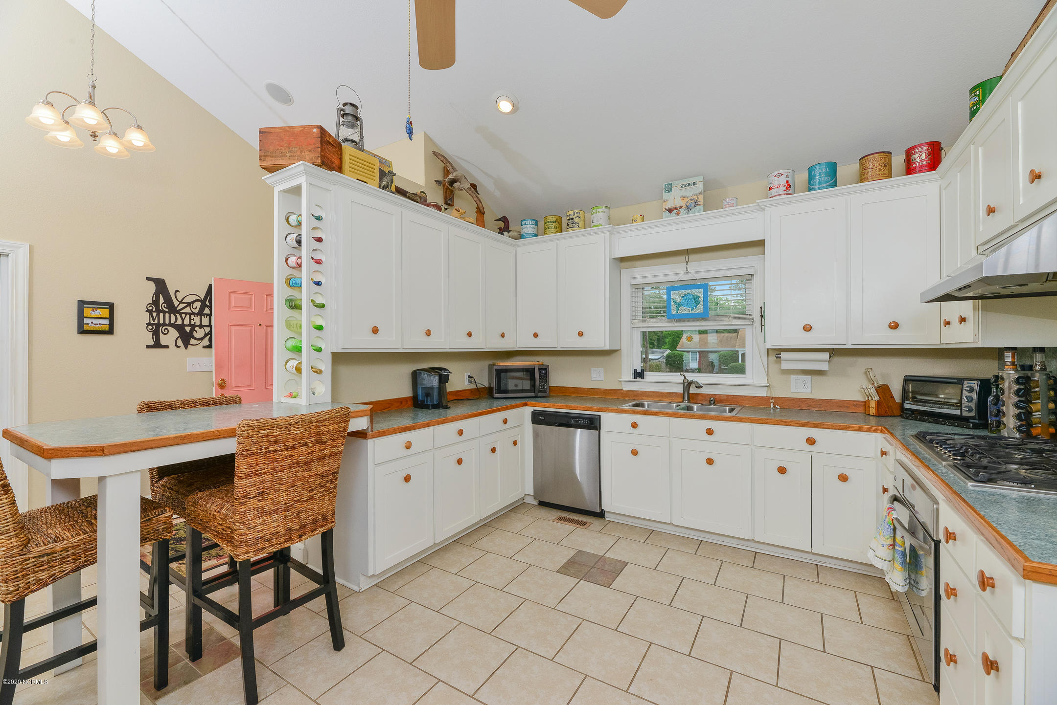 196 Shady Banks Beach Road Washington, NC 27889 - Photo 18 of 60 With Breakfast Bar