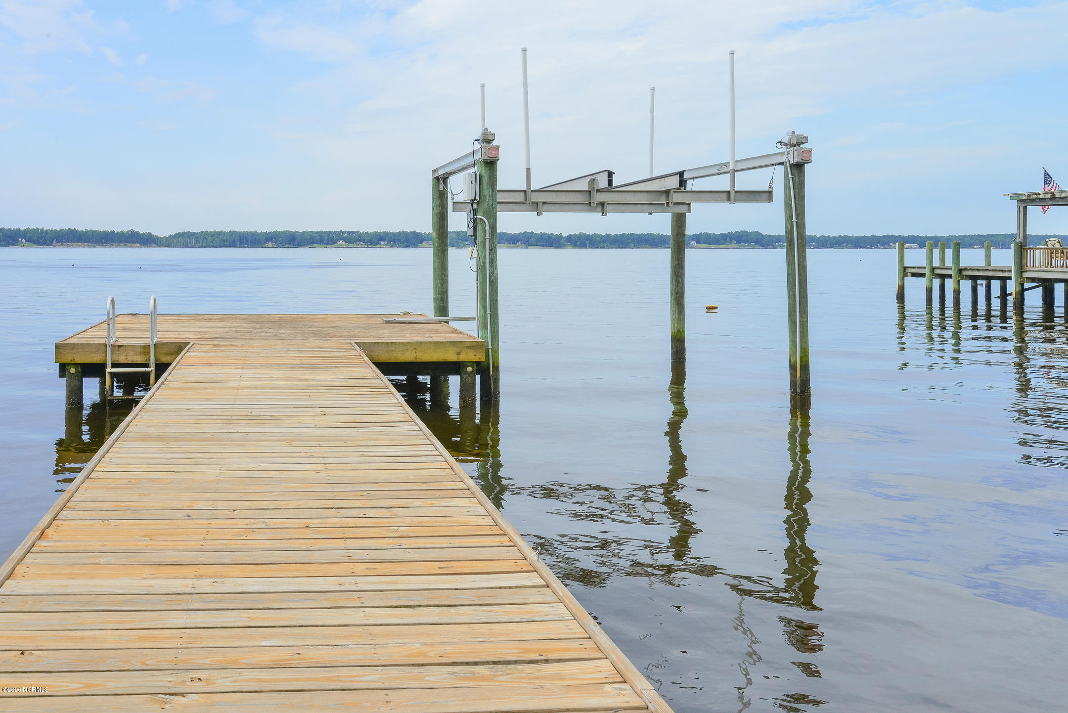 196 Shady Banks Beach Road Washington, NC 27889 - Photo 9 of 60 10000# Boat Lift