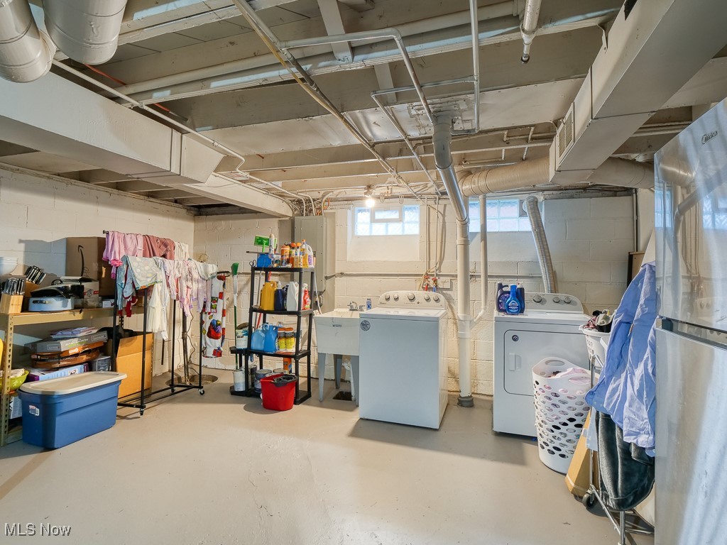 6794 York Road Cleveland, OH 44130 - Photo 40 of 45 Below grade area featuring washing machine and clothes dryer