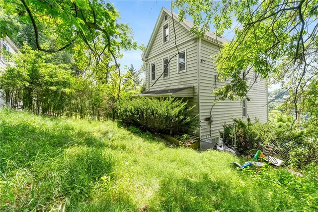 a view of a back yard