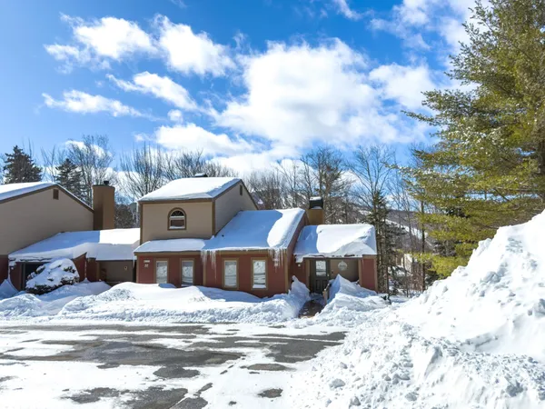 $469,000 | 33 D White Oaks Loop, Unit 38, West Dover, VT 05356