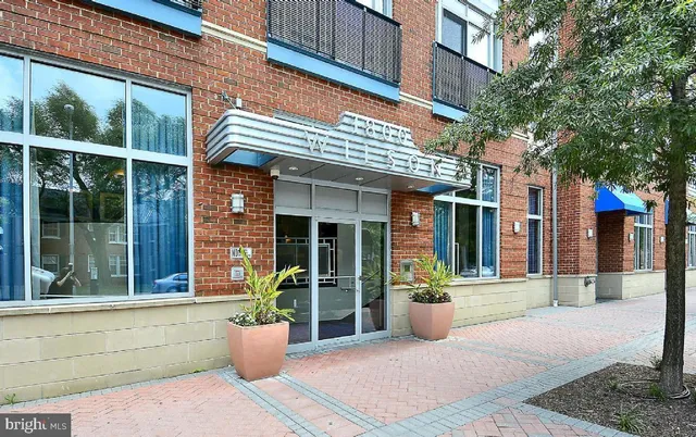 $2,350 | 1800 Wilson Boulevard, Unit 101, Arlington, VA 22201