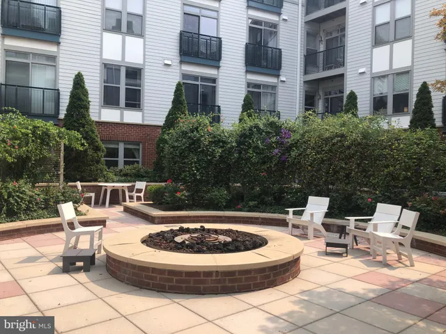 $2,350 | 1800 Wilson Boulevard, Unit 101, Arlington, VA 22201