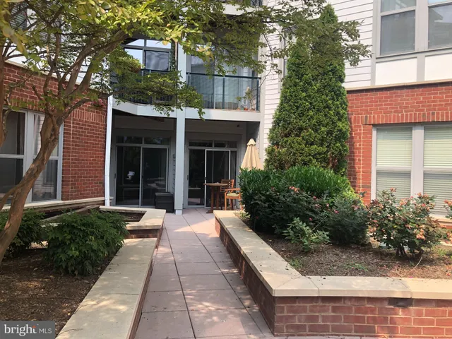 $2,350 | 1800 Wilson Boulevard, Unit 101, Arlington, VA 22201