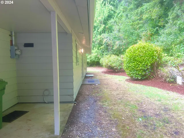 a view of a back yard