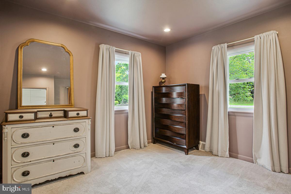976 Shore Acres Road Arnold, MD 21012 - Photo 23 of 40 a view of room with closet and flat screen tv