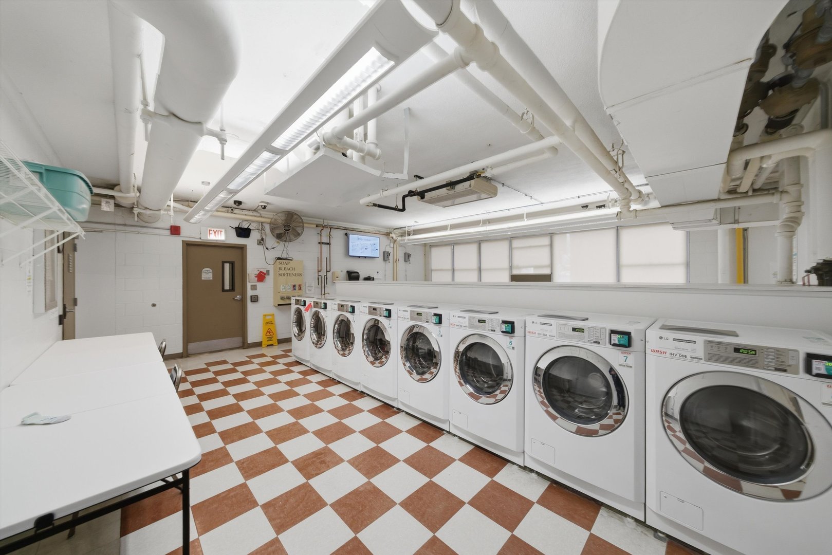 6301 North Sheridan Road, Unit 14G Chicago, IL 60660 - Photo 13 of 22 a utility room with dryer and washer